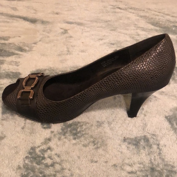 Aerosoles Black “Alligator” High Heeled Shoes Size 10M - Picture 4 of 8